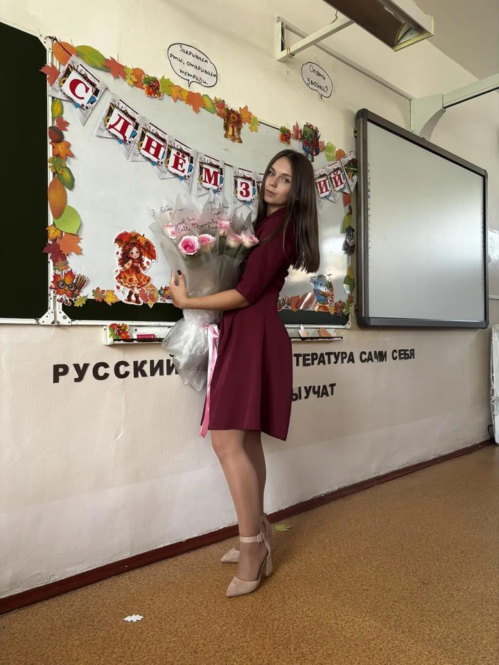 Юлия Владимировна в кабинете русского языка и литературы